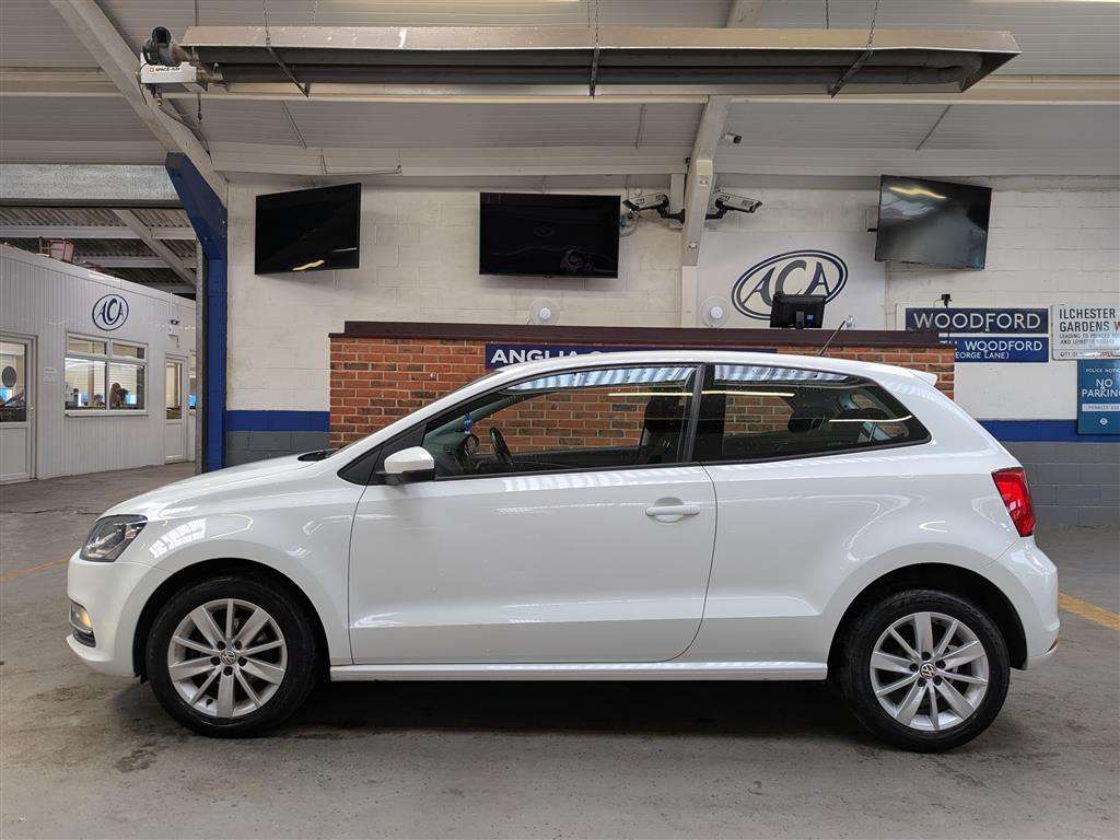 <p>2015 VOLKSWAGEN POLO SE</p>