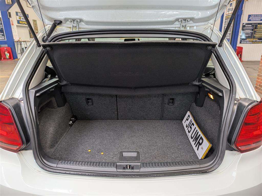 <p>2015 VOLKSWAGEN POLO SE</p>