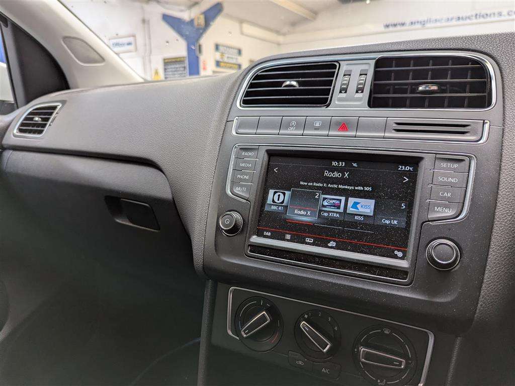 <p>2015 VOLKSWAGEN POLO SE</p>
