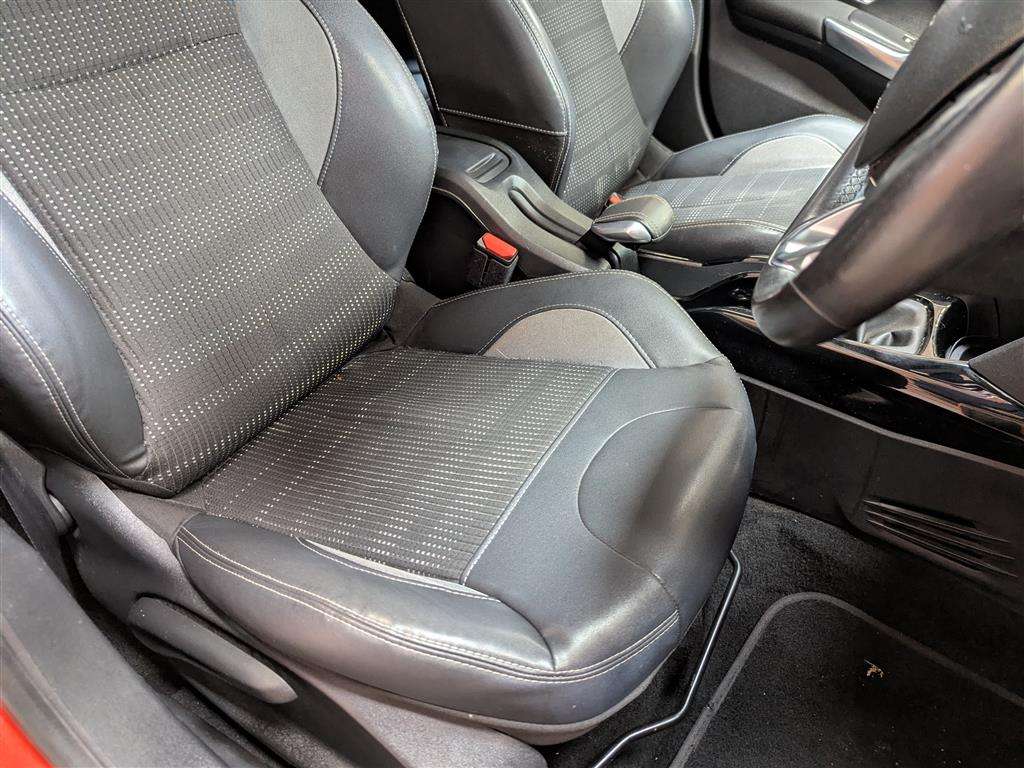 <p>2015 PEUGEOT 2008 ALLURE E-HDI</p>