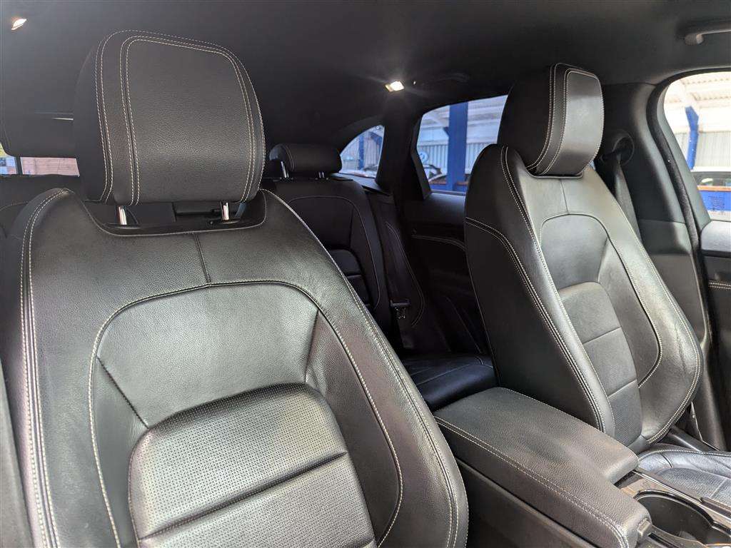 <p>2016 JAGUAR F-PACE R-SPORT AWD D AUTO</p>