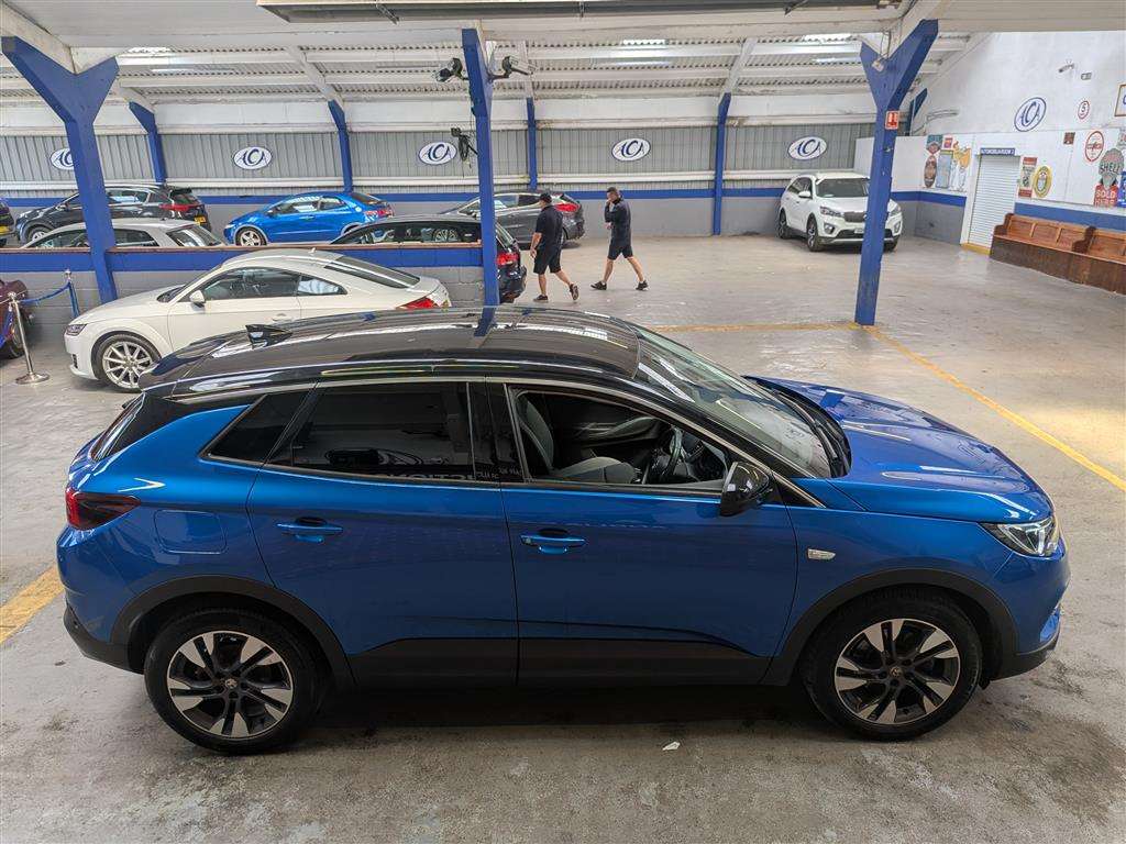 <p>2020 VAUXHALL GRANDLAND X SRI NAV TURBO</p>