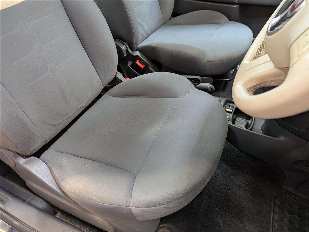 <p>2010 FIAT 500 LOUNGE S-A</p>