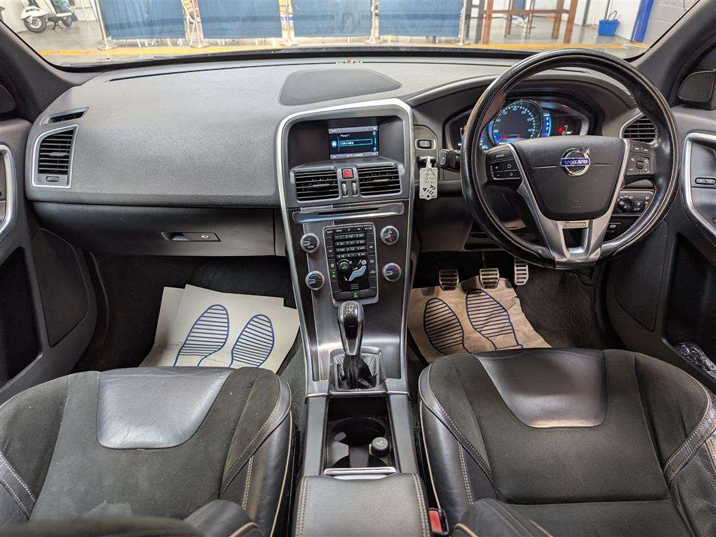 <p>2014 VOLVO XC60 R-DESIGN D4</p>