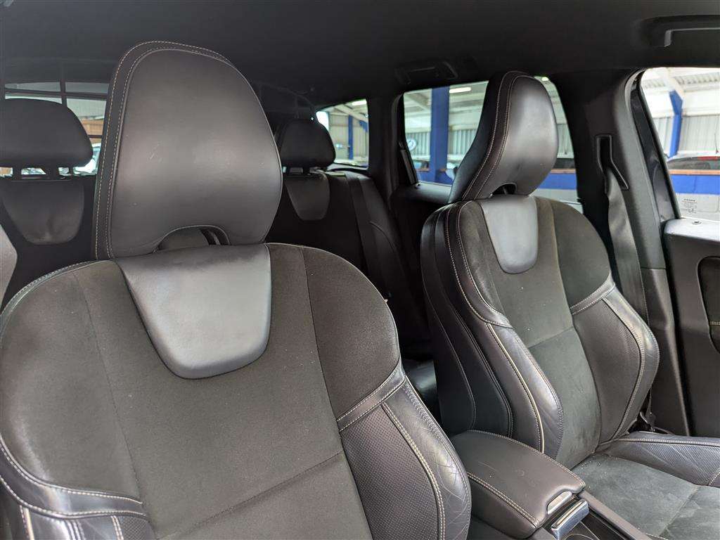 <p>2014 VOLVO XC60 R-DESIGN D4</p>