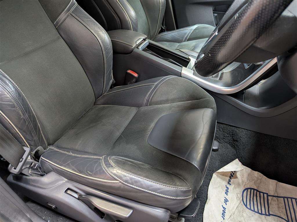 <p>2014 VOLVO XC60 R-DESIGN D4</p>