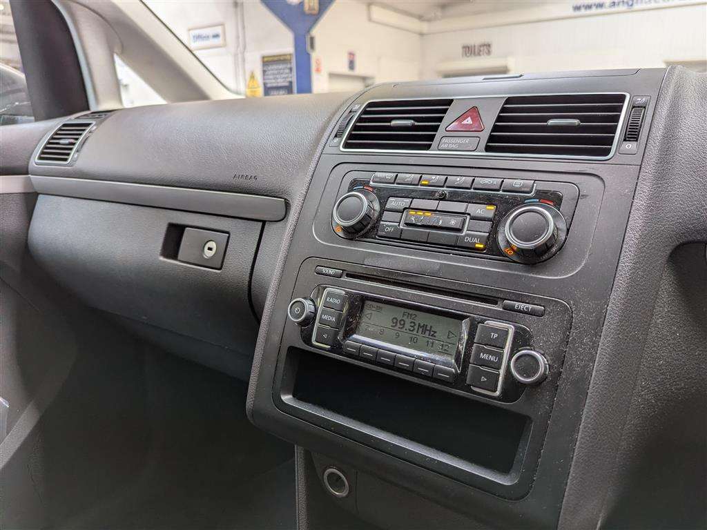 <p>2010 VOLKSWAGEN TOURAN S TDI 106</p>