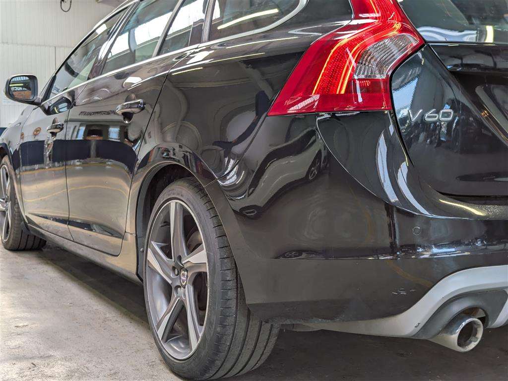 <p>2014 VOLVO V60 R-DESIGN LUX NAV D4 AUTO</p>