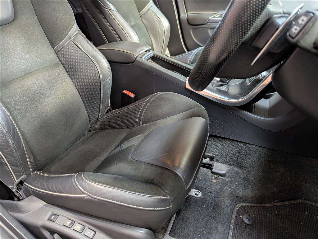 <p>2014 VOLVO V60 R-DESIGN LUX NAV D4 AUTO</p>