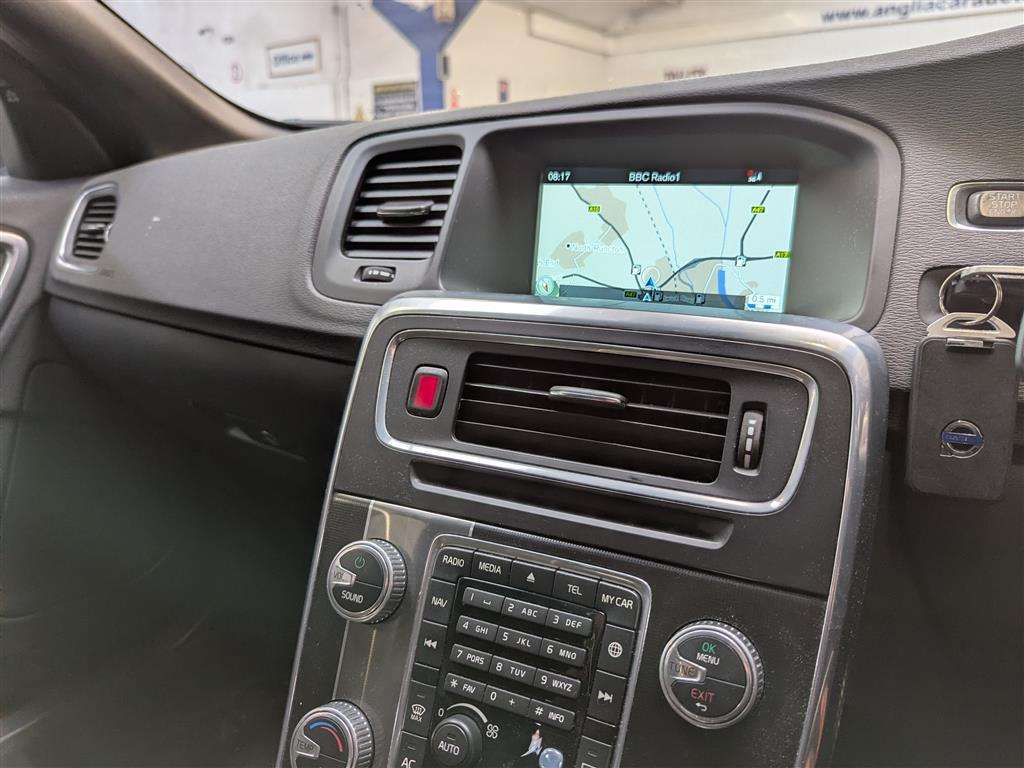 <p>2014 VOLVO V60 R-DESIGN LUX NAV D4 AUTO</p>