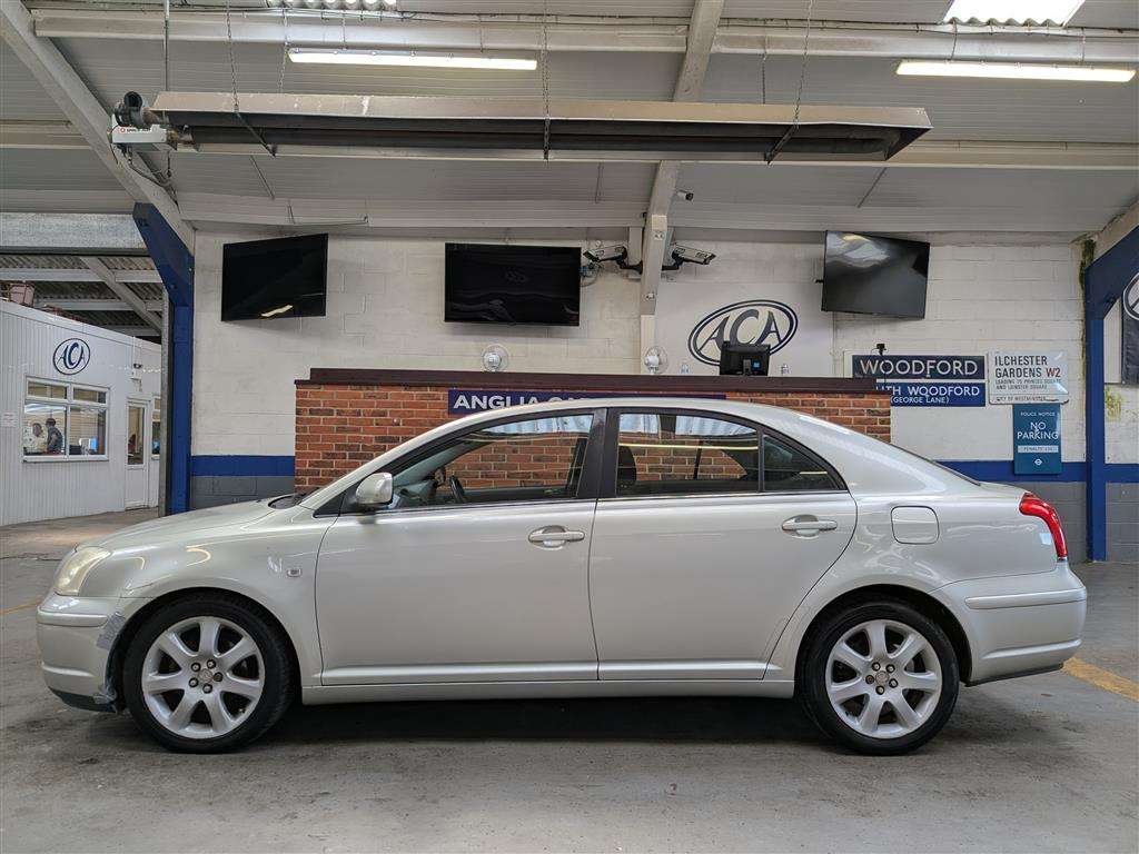 <p>2004 TOYOTA AVENSIS T4 SEMI-AUTO</p>