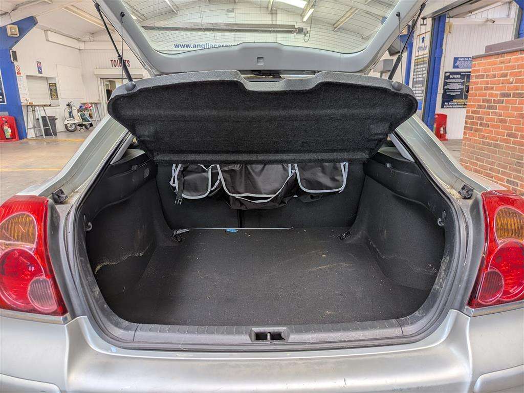 <p>2004 TOYOTA AVENSIS T4 SEMI-AUTO</p>