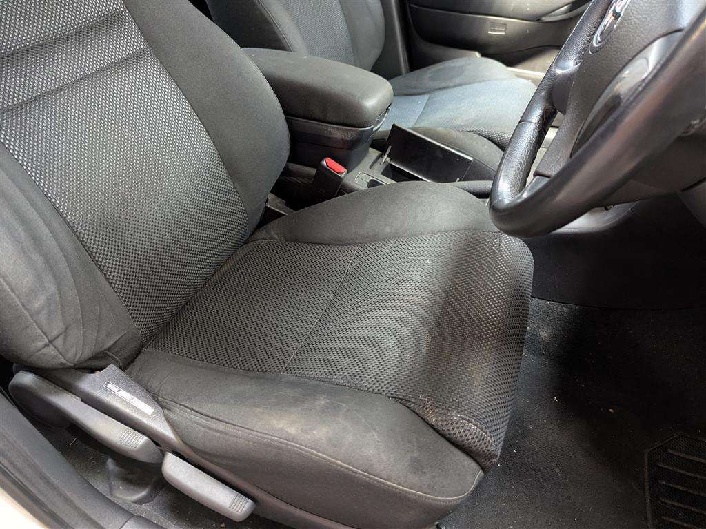 <p>2004 TOYOTA AVENSIS T4 SEMI-AUTO</p>
