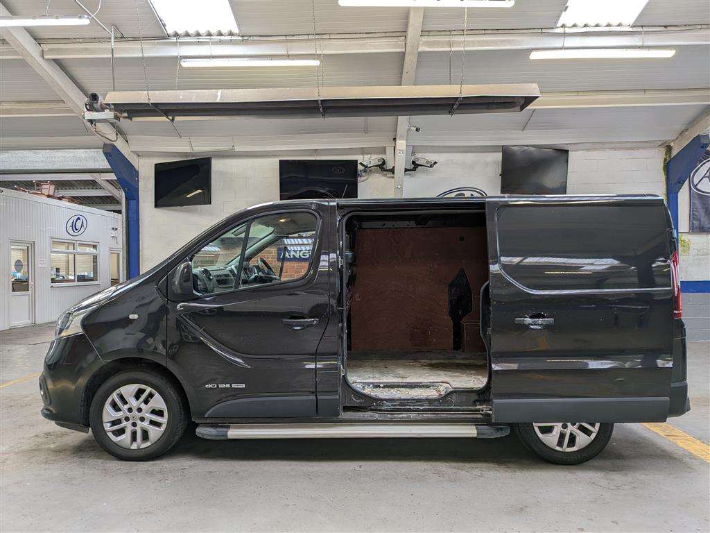 <p>2017 RENAULT TRAFIC SL27 SPORT NAV ENG</p>