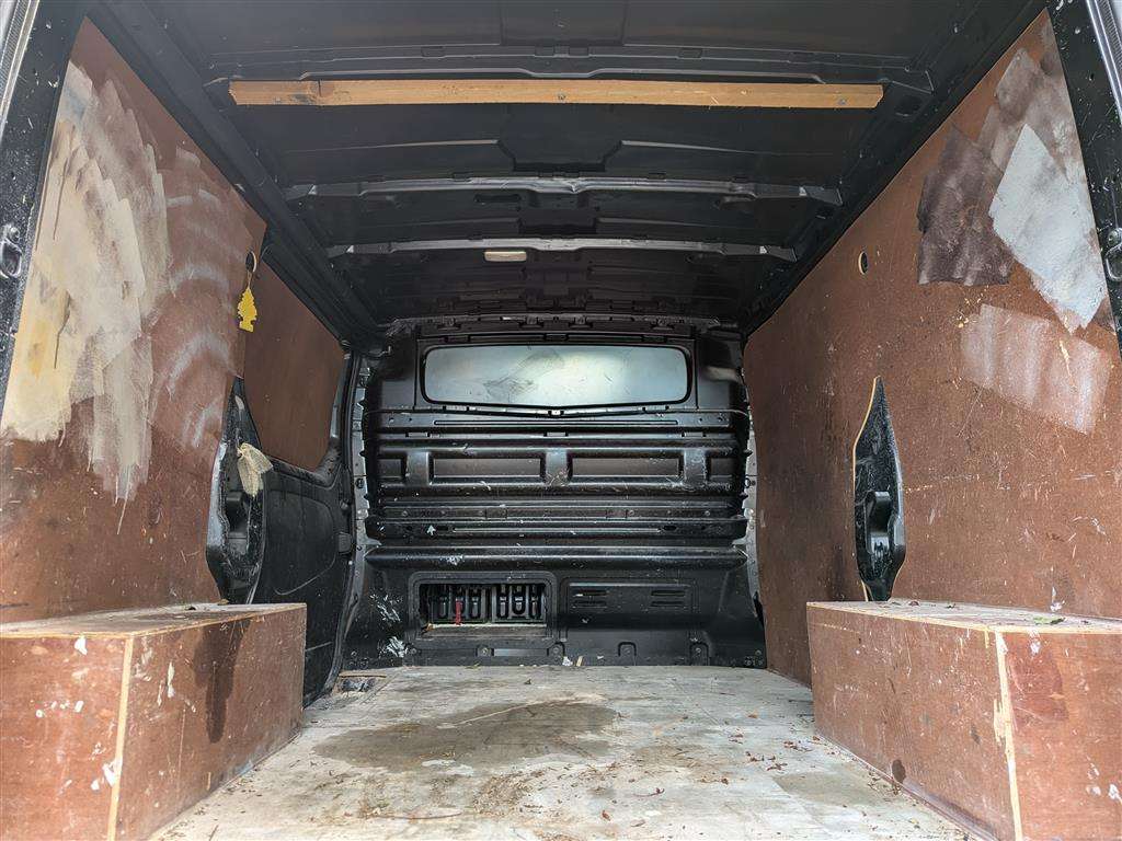 <p>2017 RENAULT TRAFIC SL27 SPORT NAV ENG</p>