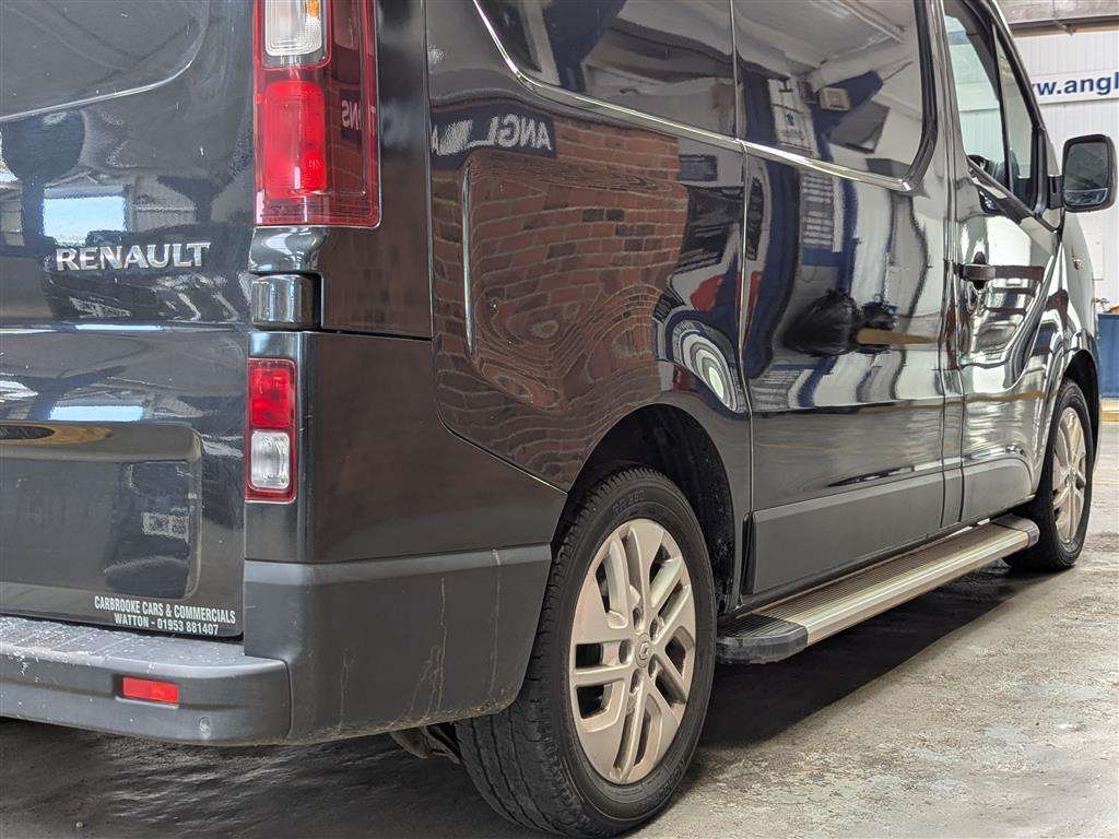 <p>2017 RENAULT TRAFIC SL27 SPORT NAV ENG</p>