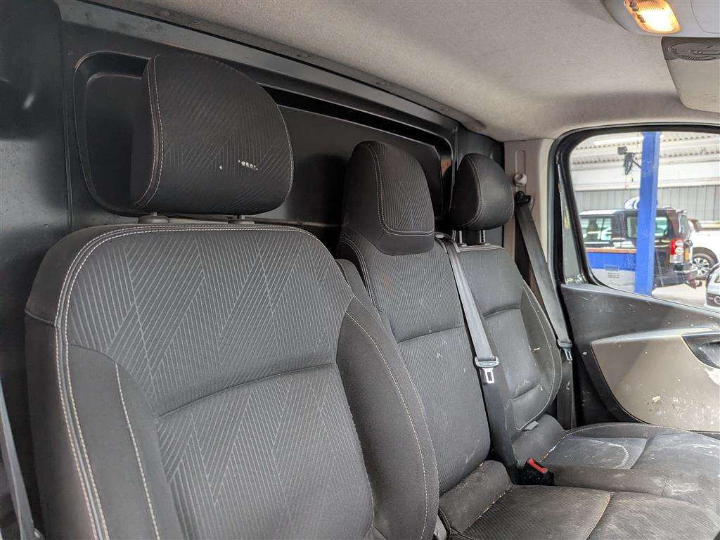 <p>2017 RENAULT TRAFIC SL27 SPORT NAV ENG</p>