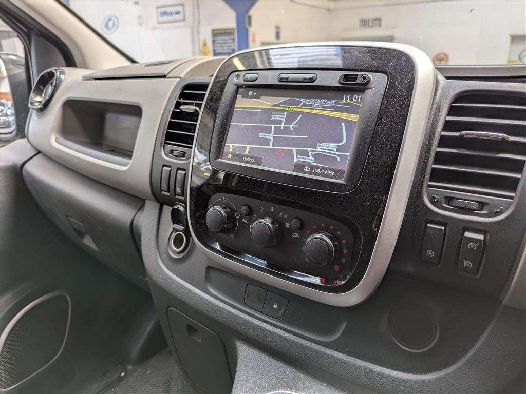 <p>2017 RENAULT TRAFIC SL27 SPORT NAV ENG</p>
