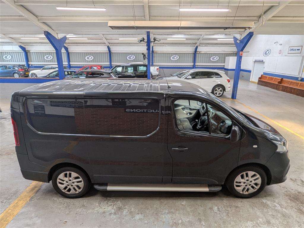 <p>2017 RENAULT TRAFIC SL27 SPORT NAV ENG</p>