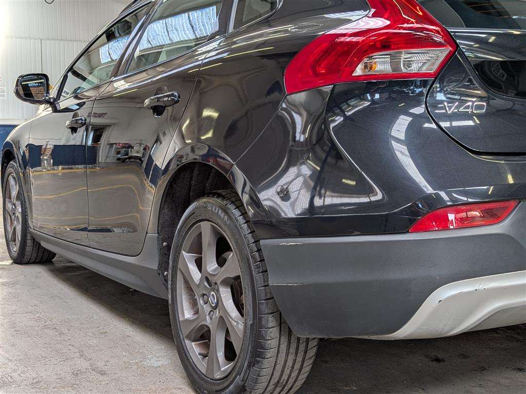 <p>2015 VOLVO V40 CROSS COUNTRY LUX D2</p>