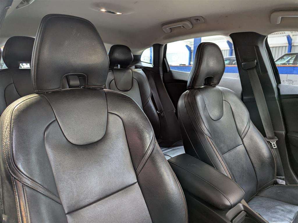 <p>2015 VOLVO V40 CROSS COUNTRY LUX D2</p>