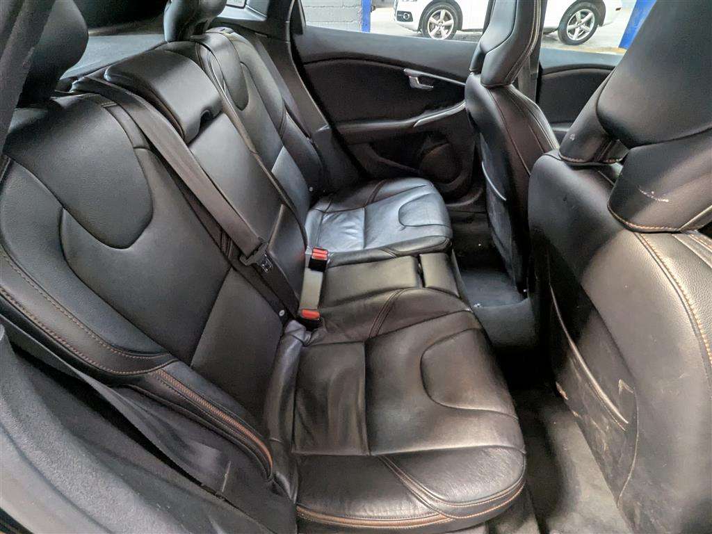 <p>2015 VOLVO V40 CROSS COUNTRY LUX D2</p>