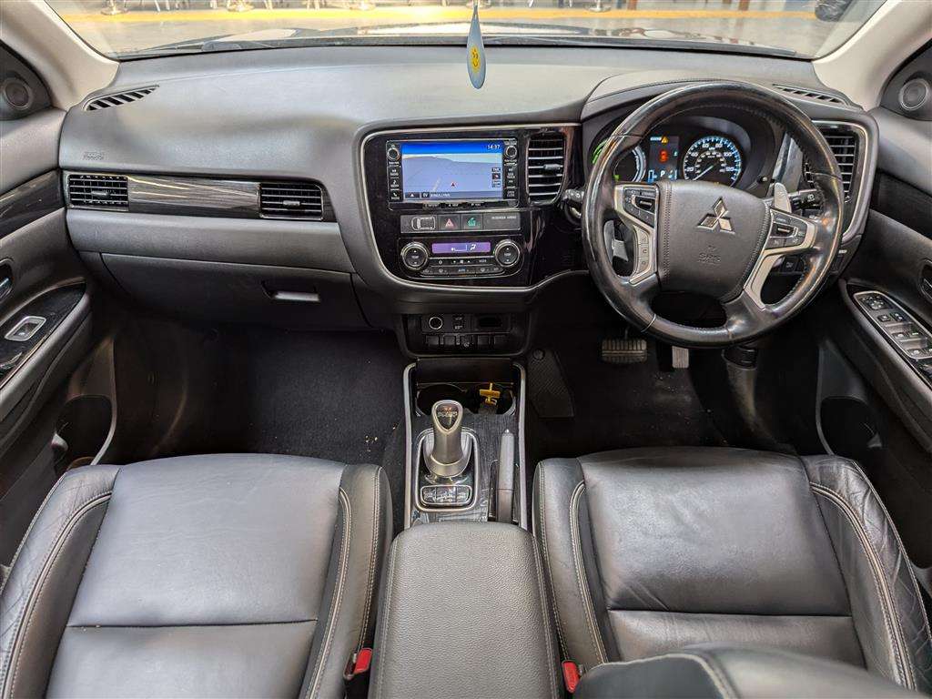 <p>2016 MITSUBISHI OUTLANDER GX 4H PHEV S-A</p>