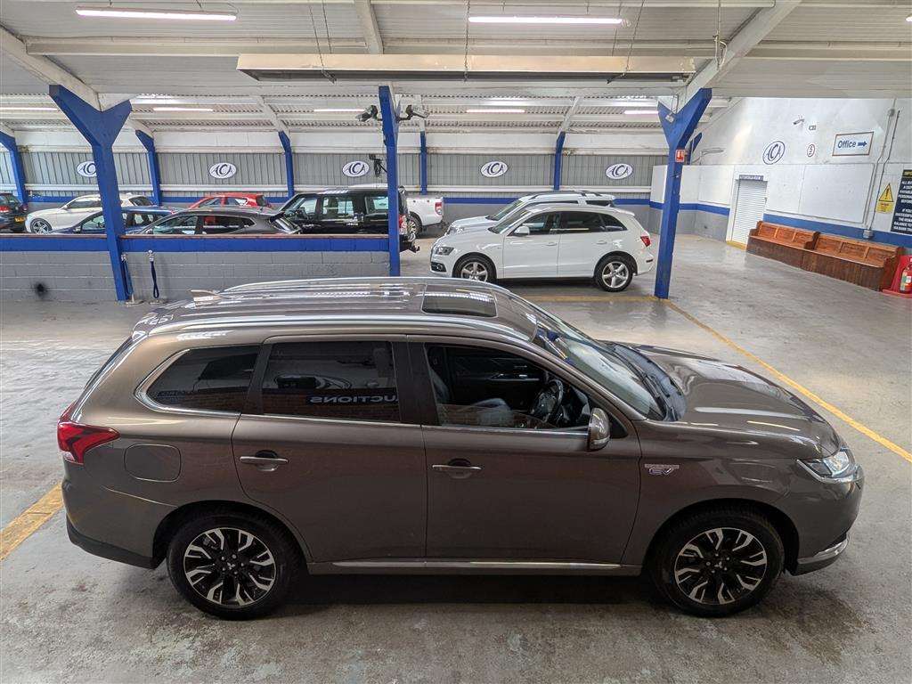 <p>2016 MITSUBISHI OUTLANDER GX 4H PHEV S-A</p>