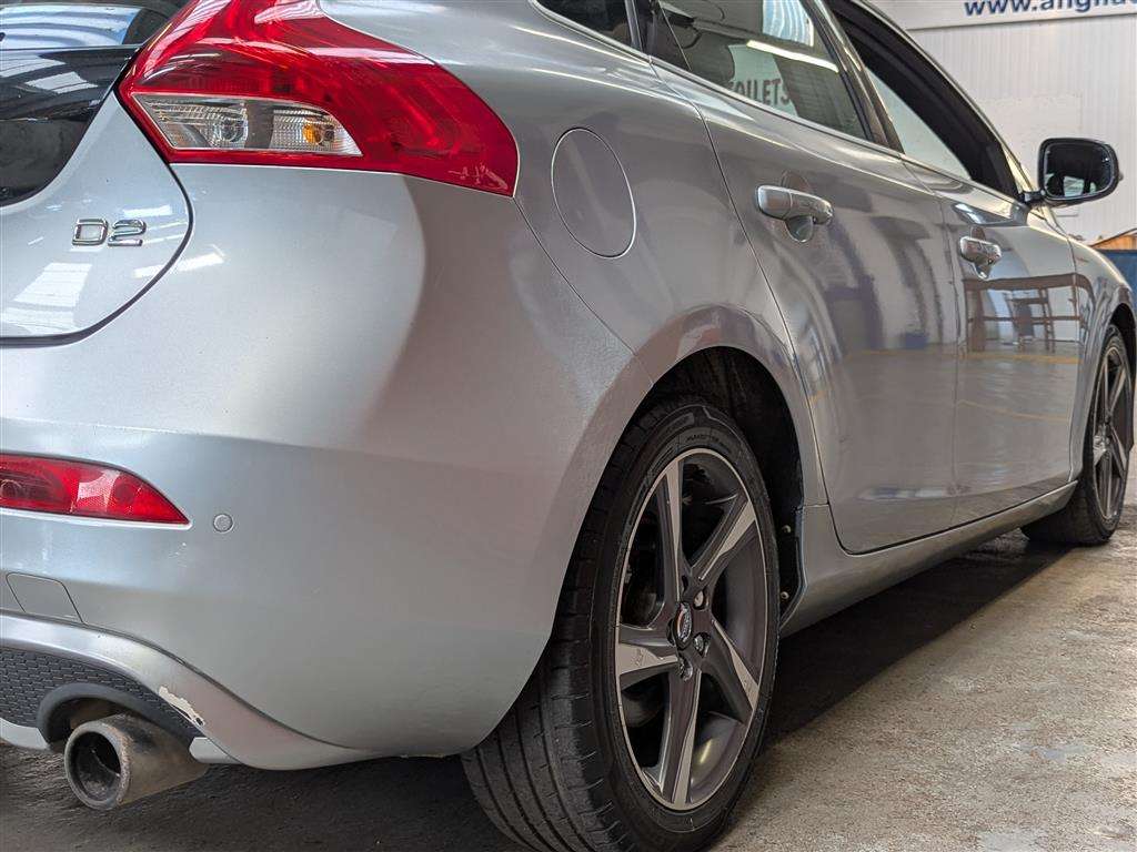<p>2015 VOLVO V40 R-DESIGN NAV D2</p>