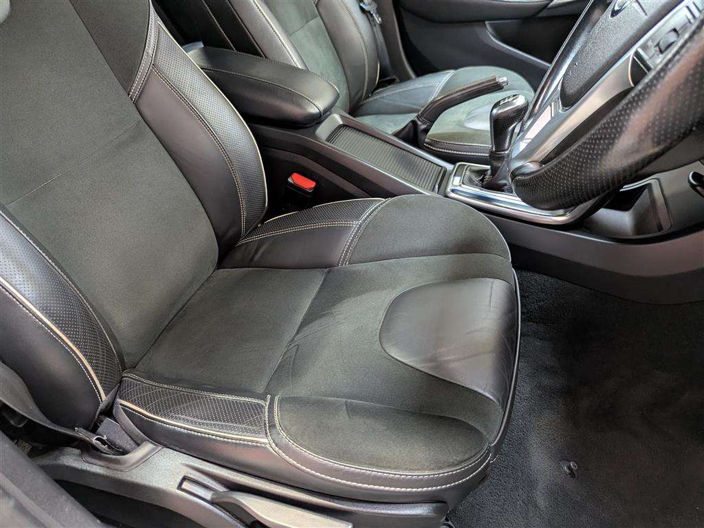 <p>2015 VOLVO V40 R-DESIGN NAV D2</p>