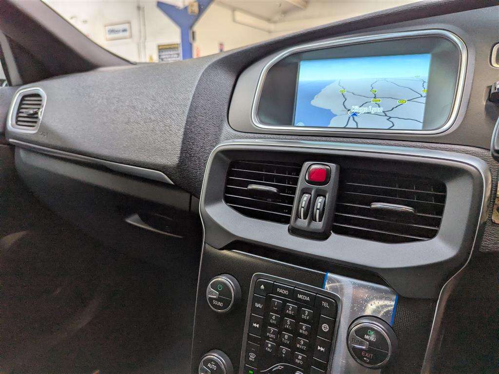 <p>2015 VOLVO V40 R-DESIGN NAV D2</p>