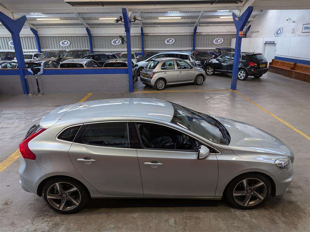 <p>2015 VOLVO V40 R-DESIGN NAV D2</p>