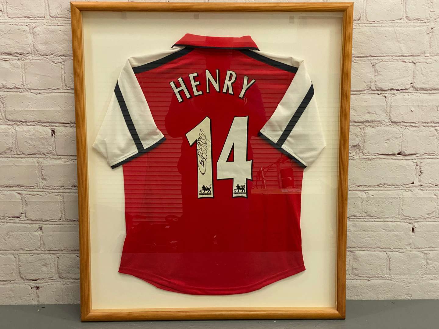 <p>ARSENAL, 1999-2000, SIGNED AND FRAMED SHIRT. THIERRY HENRY, #14</p>