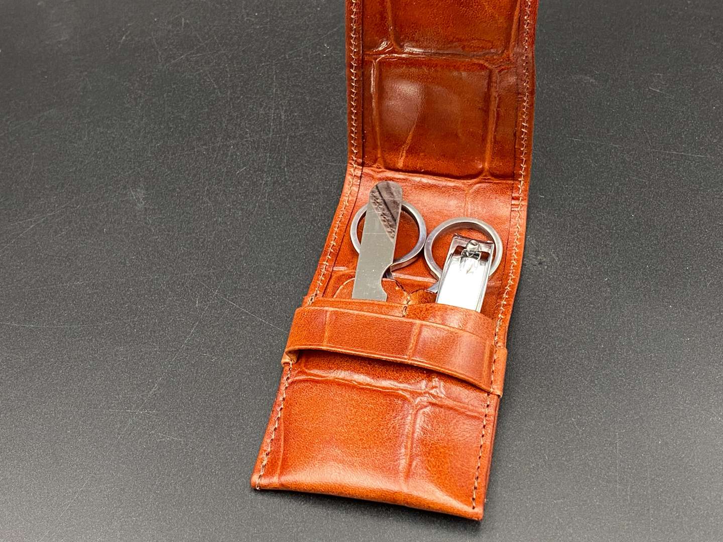 <p>MULBERRY, LEATHER PURSE AND MANICURE SET, BOXED&nbsp;</p>