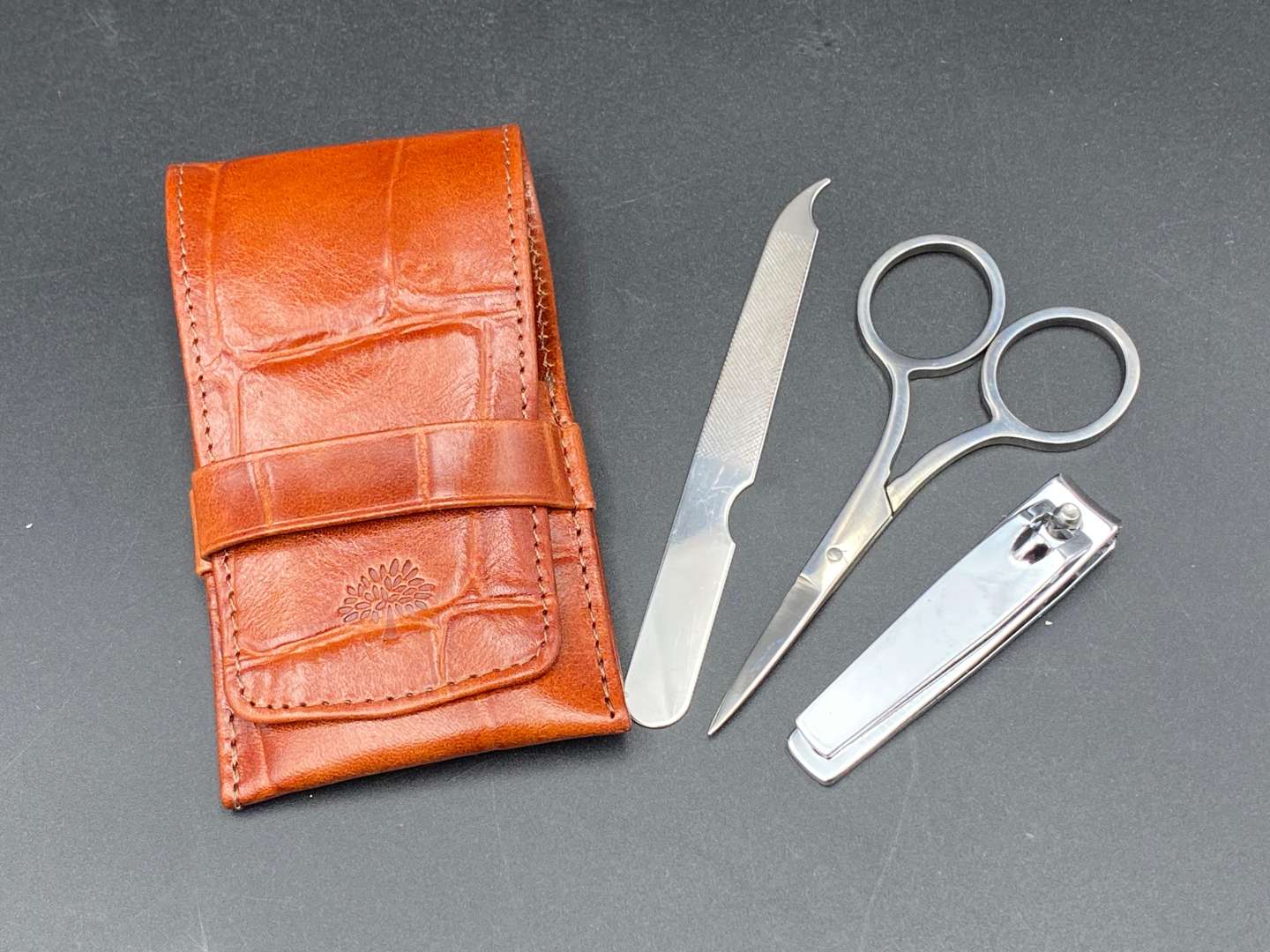 <p>MULBERRY, LEATHER PURSE AND MANICURE SET, BOXED&nbsp;</p>