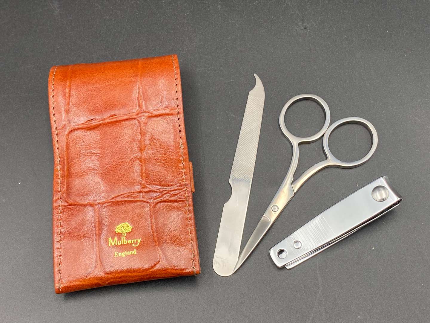 <p>MULBERRY, LEATHER PURSE AND MANICURE SET, BOXED&nbsp;</p>