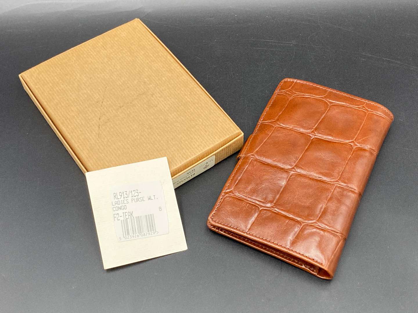 <p>MULBERRY, LEATHER PURSE AND MANICURE SET, BOXED&nbsp;</p>