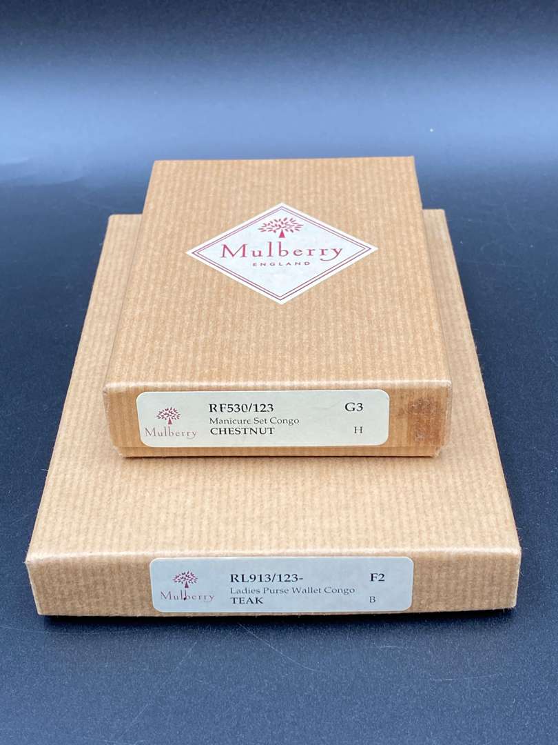 <p>MULBERRY, LEATHER PURSE AND MANICURE SET, BOXED&nbsp;</p>