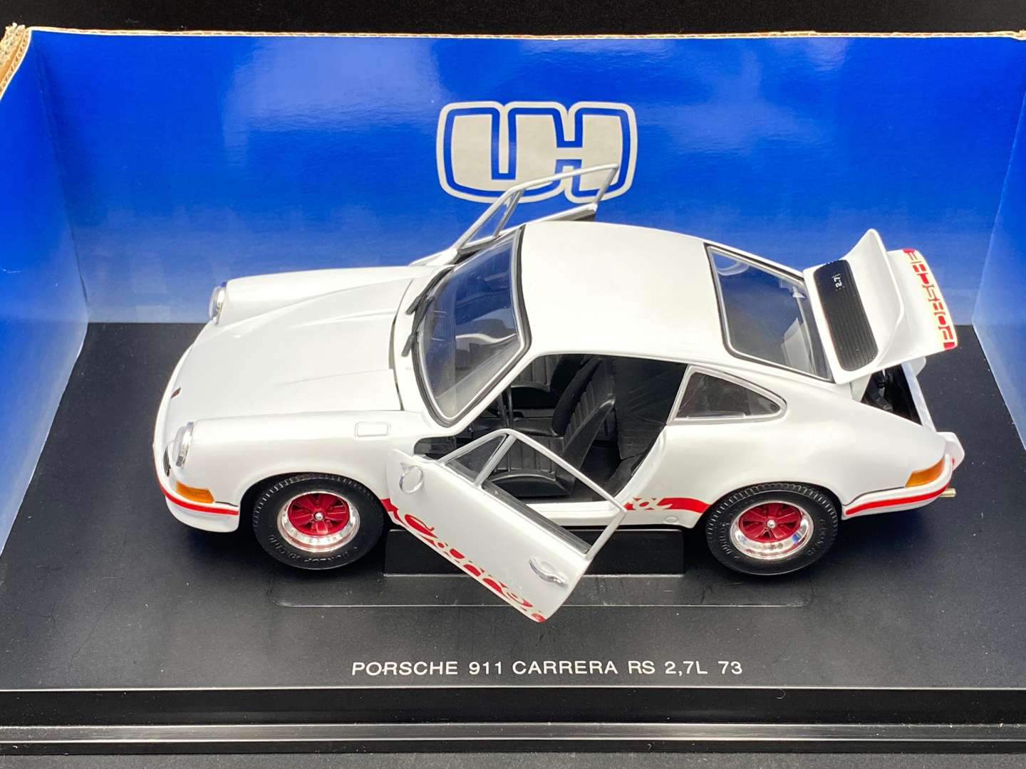 <p>UNIVERSAL HOBBIES, PORSCHE 911, 1:18</p>