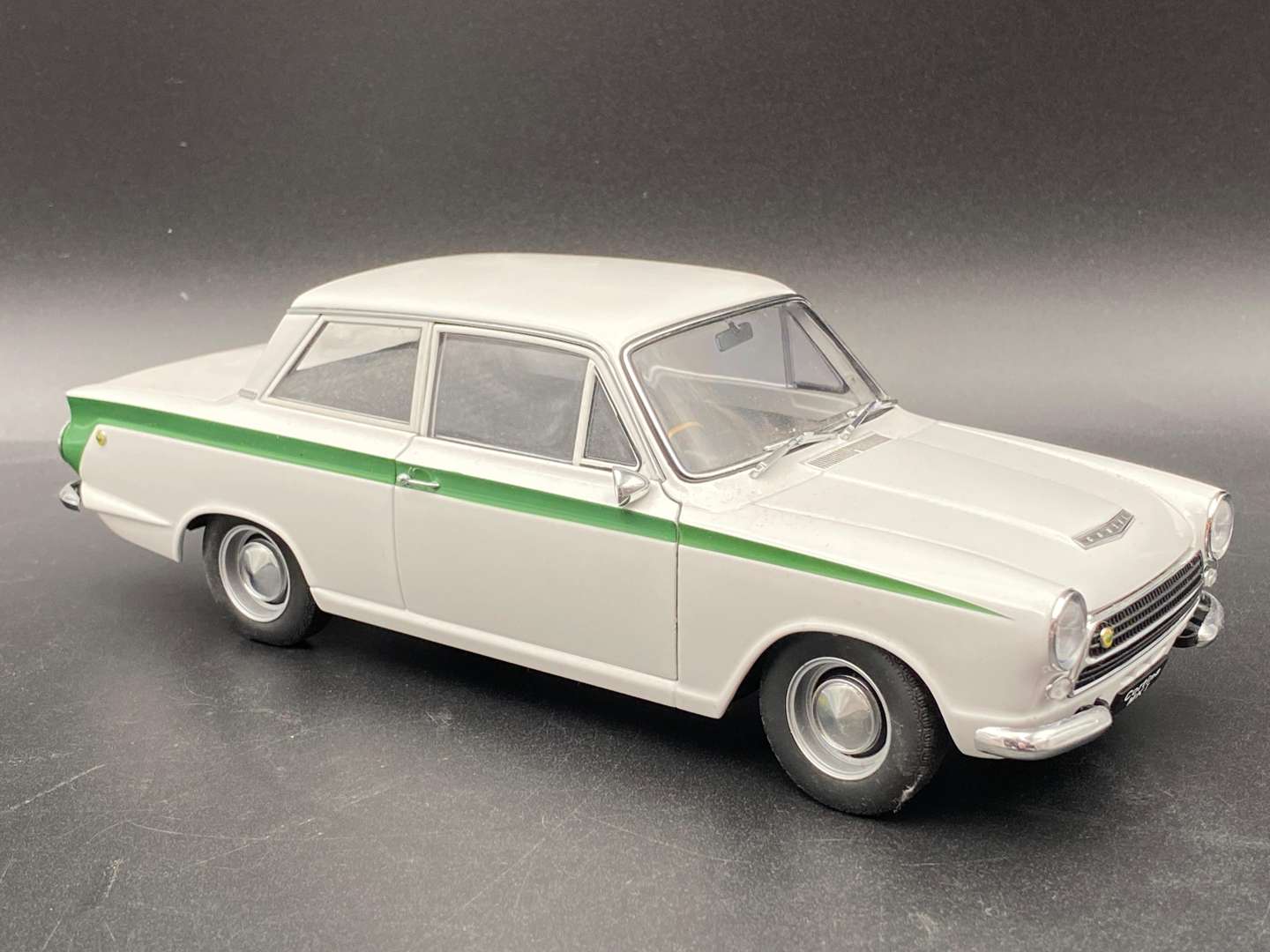 <p>AUTOART MILLENIUM, LOTUS CORTINA, 1:18</p>