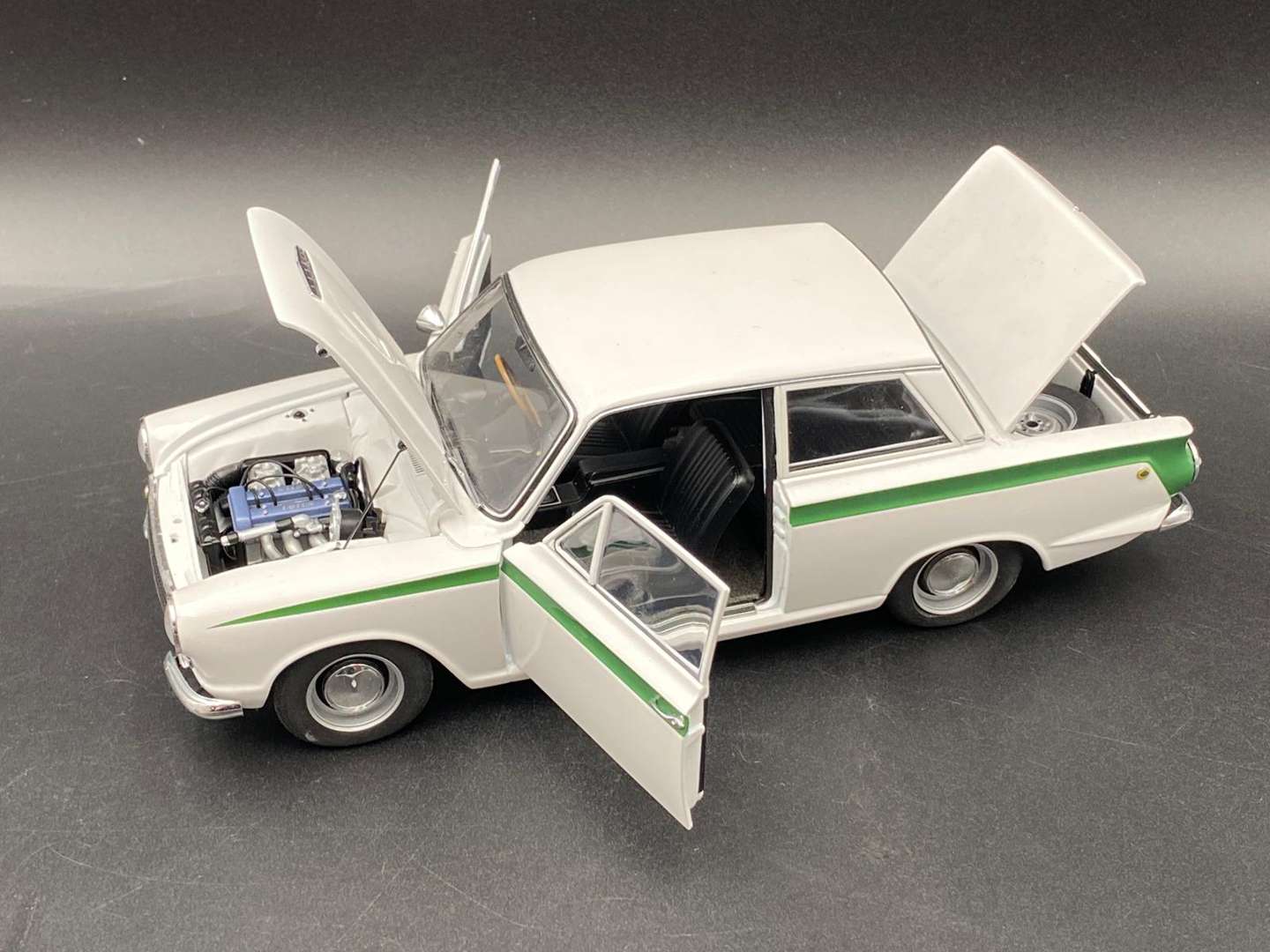 <p>AUTOART MILLENIUM, LOTUS CORTINA, 1:18</p>