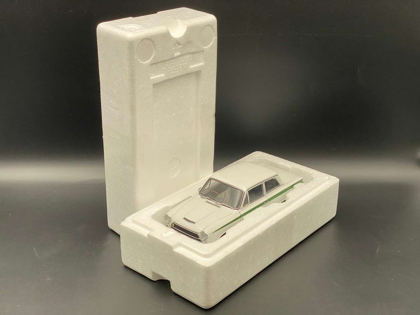 <p>AUTOART MILLENIUM, LOTUS CORTINA, 1:18</p>