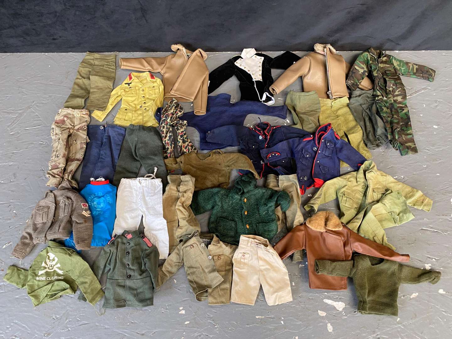 <p>ACTION MAN, GI JOE, MIXED LOT OF VINTAGE UNIFORMS, WEAPONS AND ACCESSORIES</p>