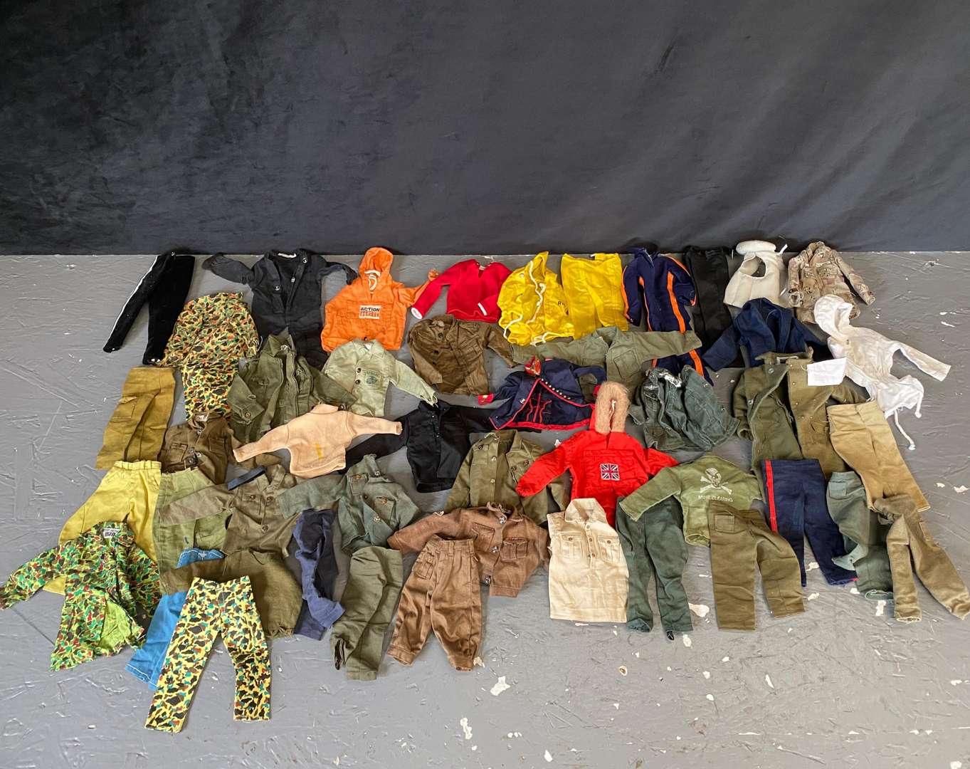 <p>ACTION MAN, GI JOE, MIXED LOT OF VINTAGE UNIFORMS, WEAPONS AND ACCESSORIES</p>