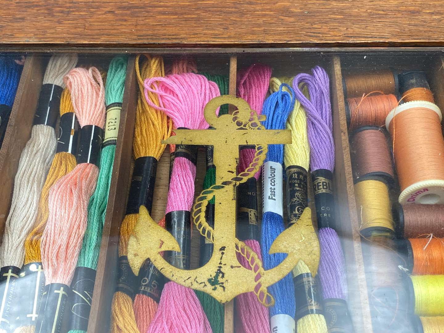 <p>CLARKS “ANCHOR” STRANDED COTTON FOR EMBROIDERY, POINT OF SALE THREAD BOX</p>
