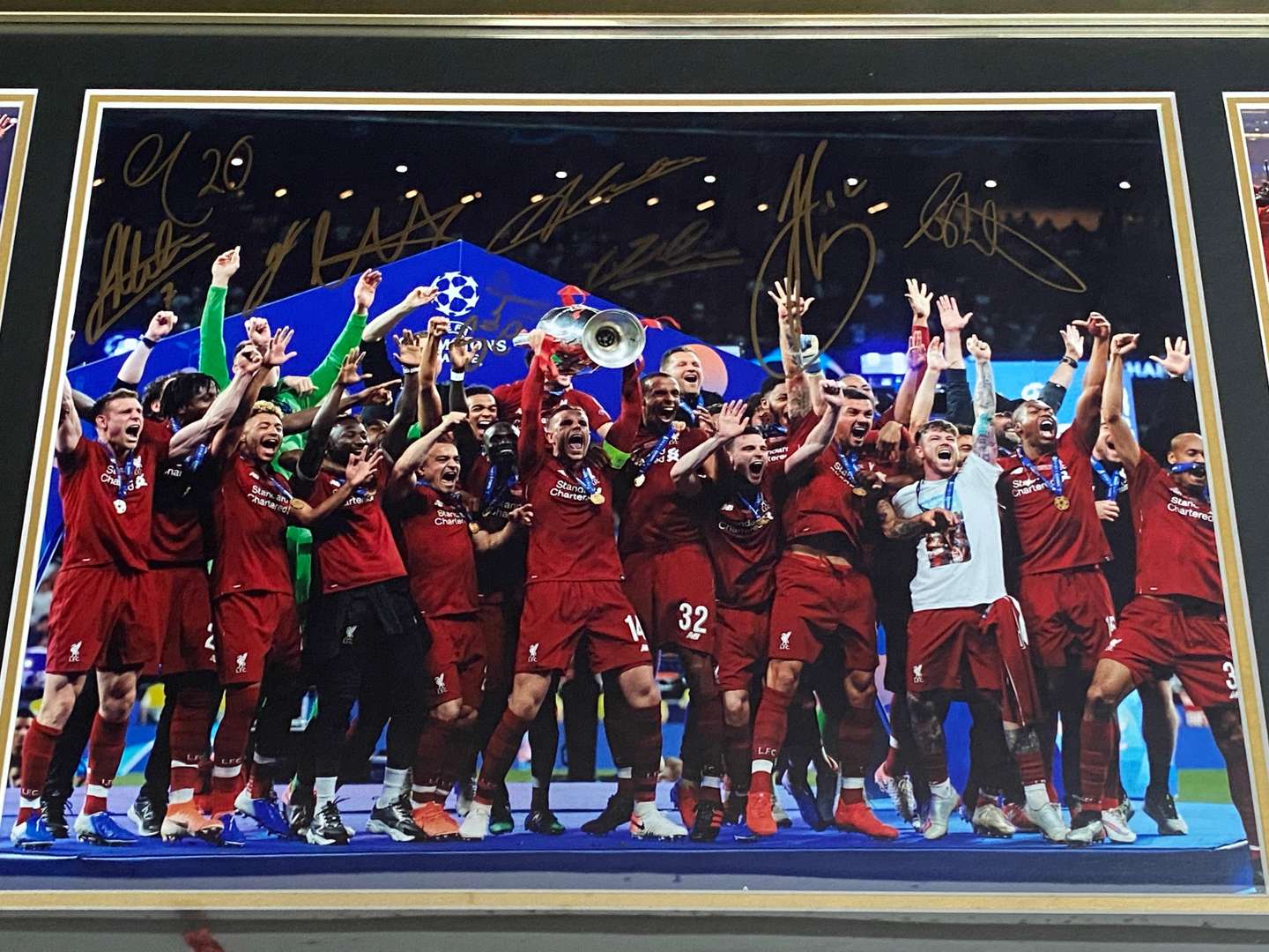 <p>LIVERPOOL F.C. MULTI SIGNED & FRAMED PHOTOGRAPH</p>