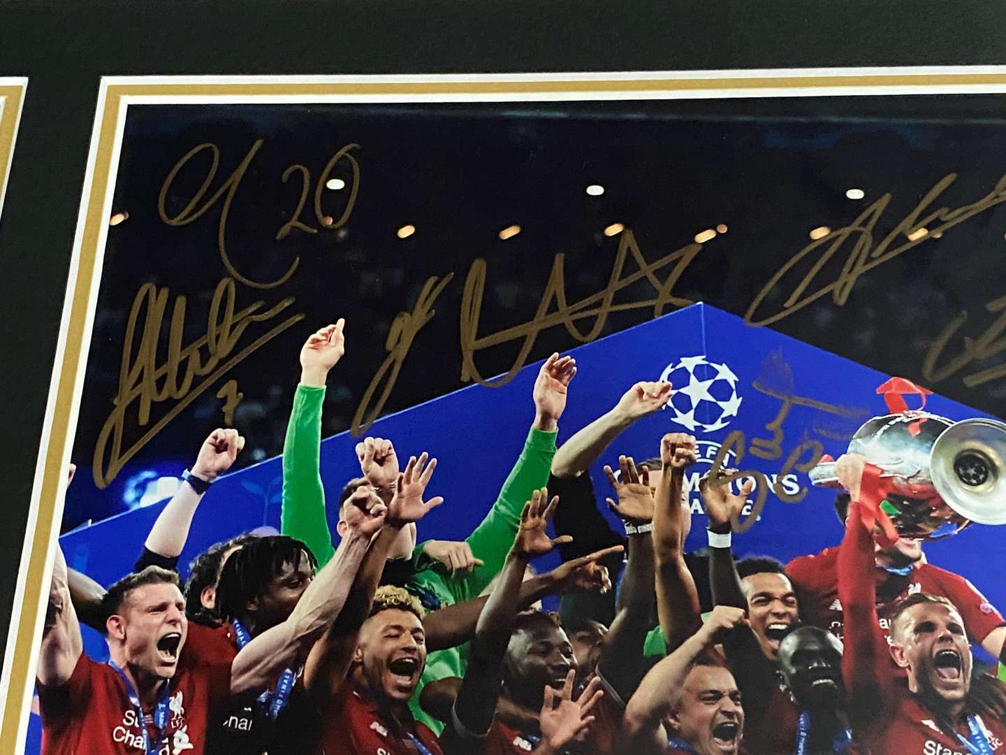 <p>LIVERPOOL F.C. MULTI SIGNED & FRAMED PHOTOGRAPH</p>
