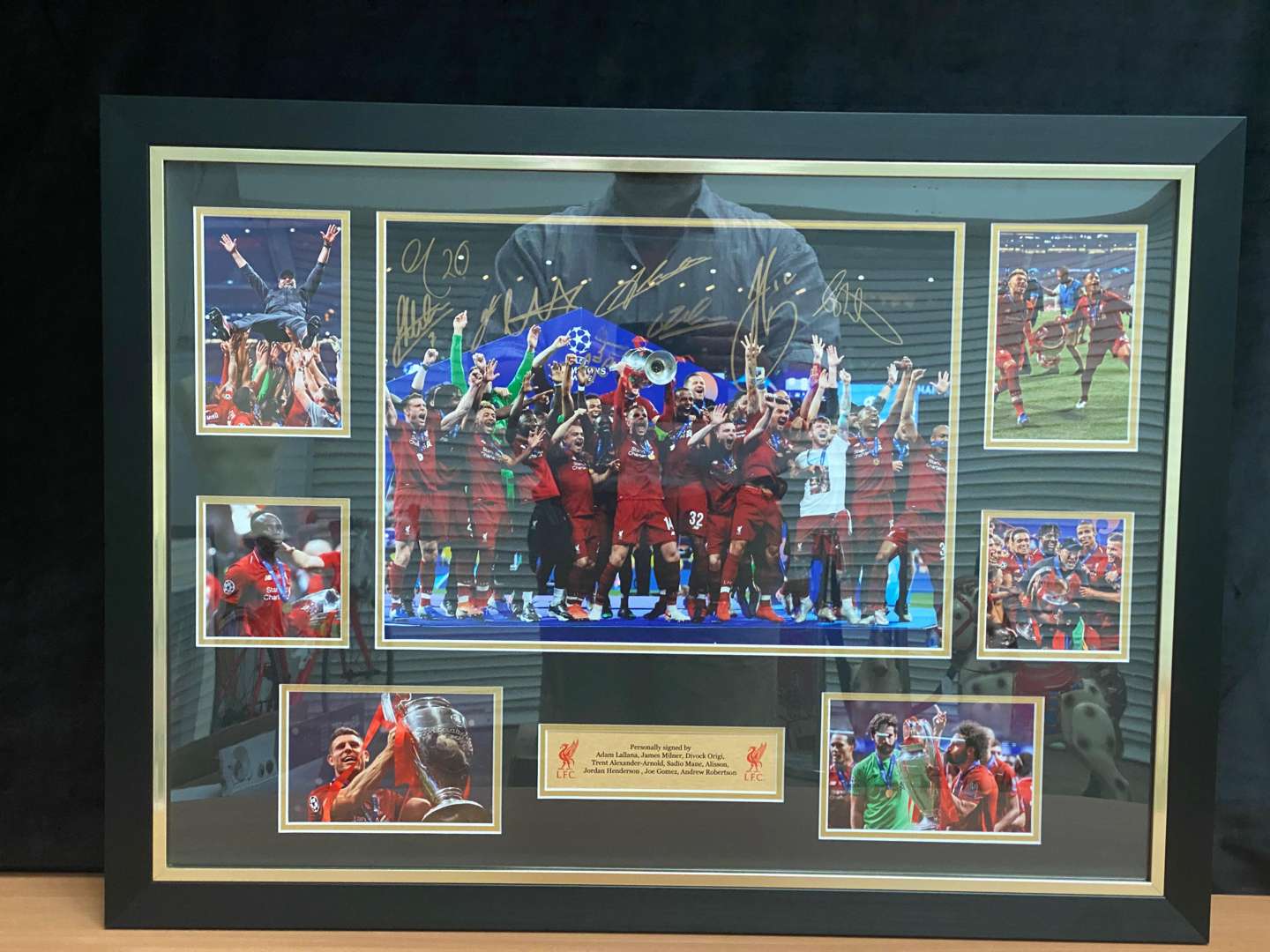 <p>LIVERPOOL F.C. MULTI SIGNED & FRAMED PHOTOGRAPH</p>