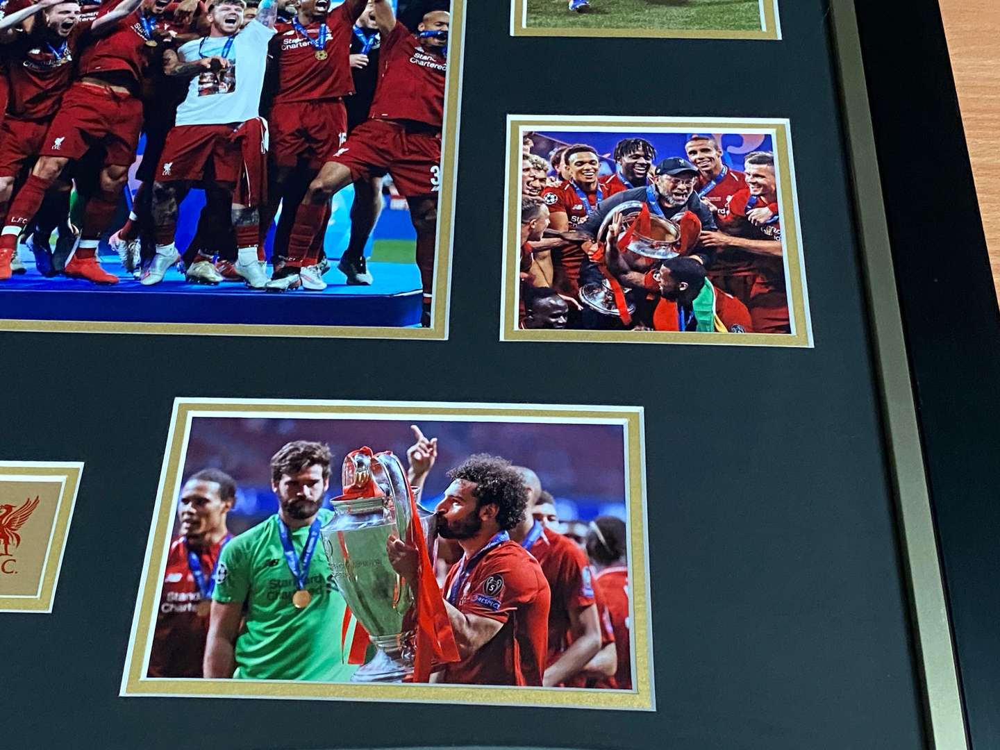 <p>LIVERPOOL F.C. MULTI SIGNED & FRAMED PHOTOGRAPH</p>