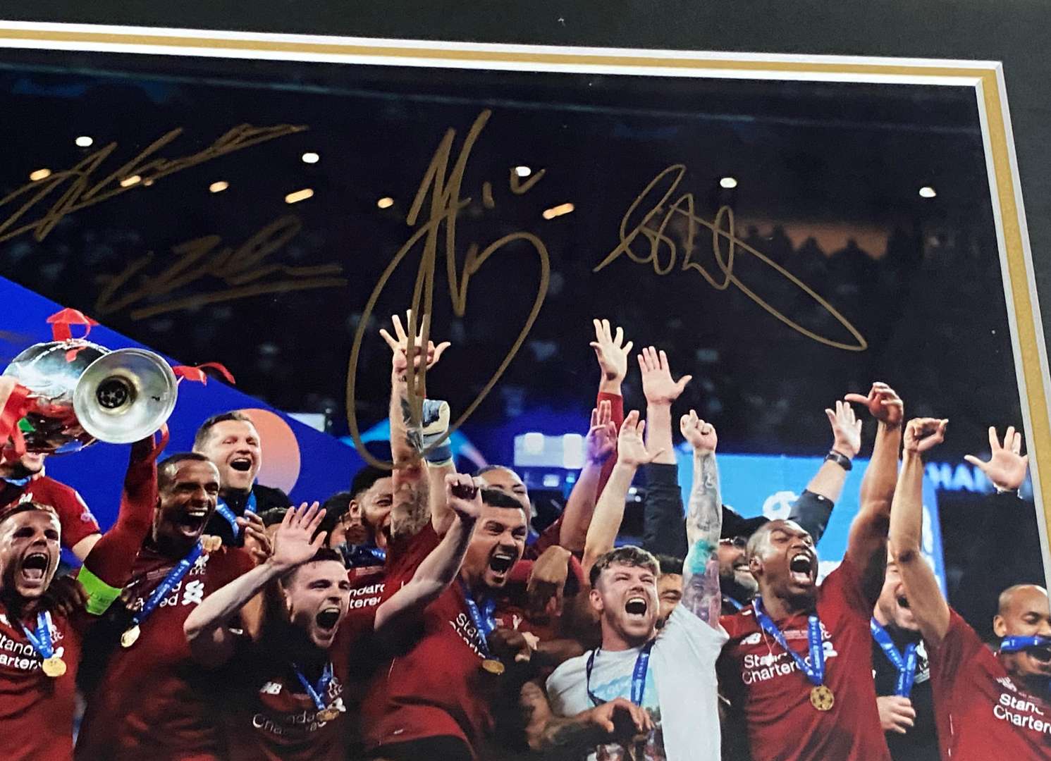 <p>LIVERPOOL F.C. MULTI SIGNED & FRAMED PHOTOGRAPH</p>